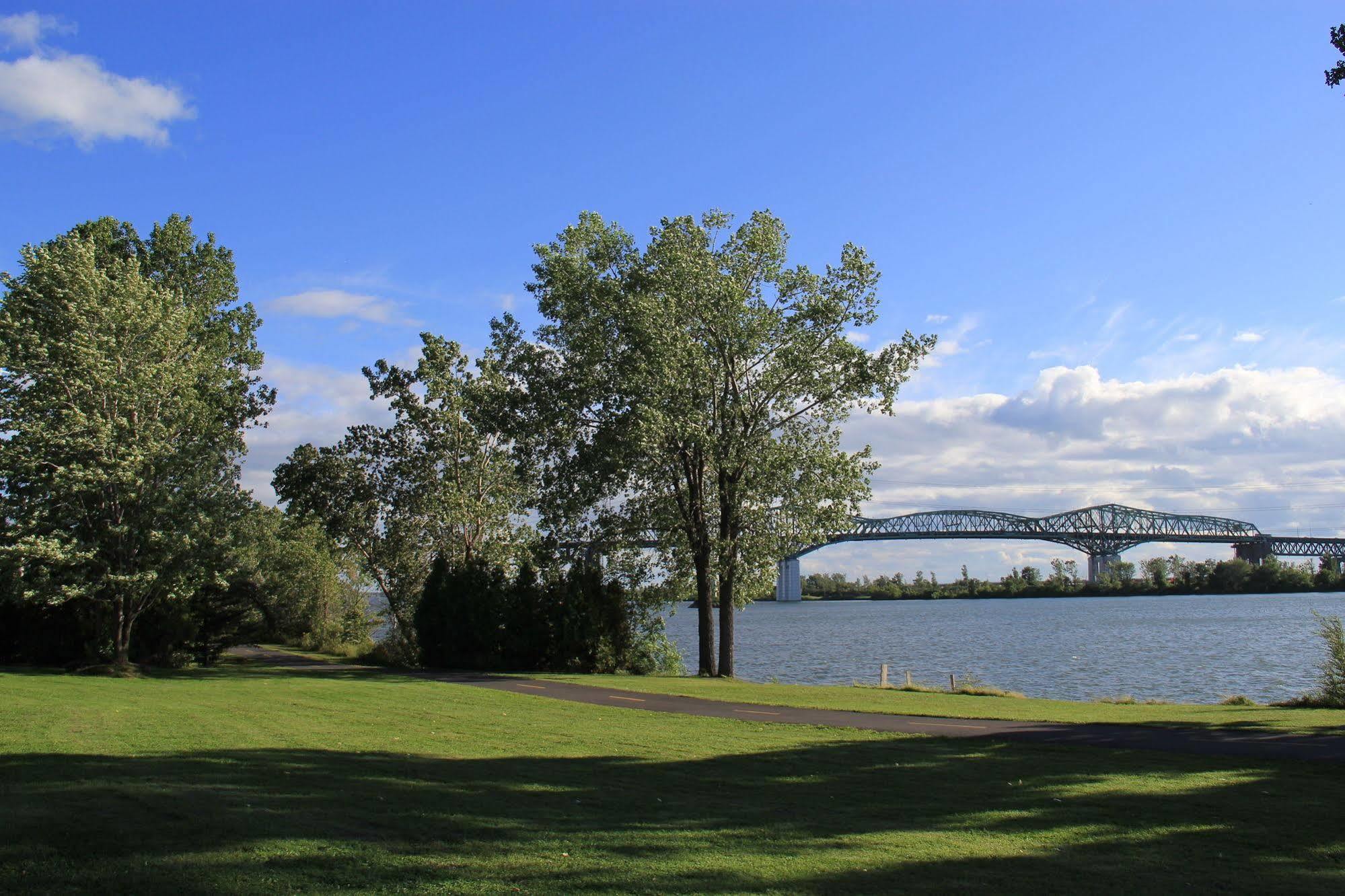 Motel Du Fleuve Brossard Εξωτερικό φωτογραφία